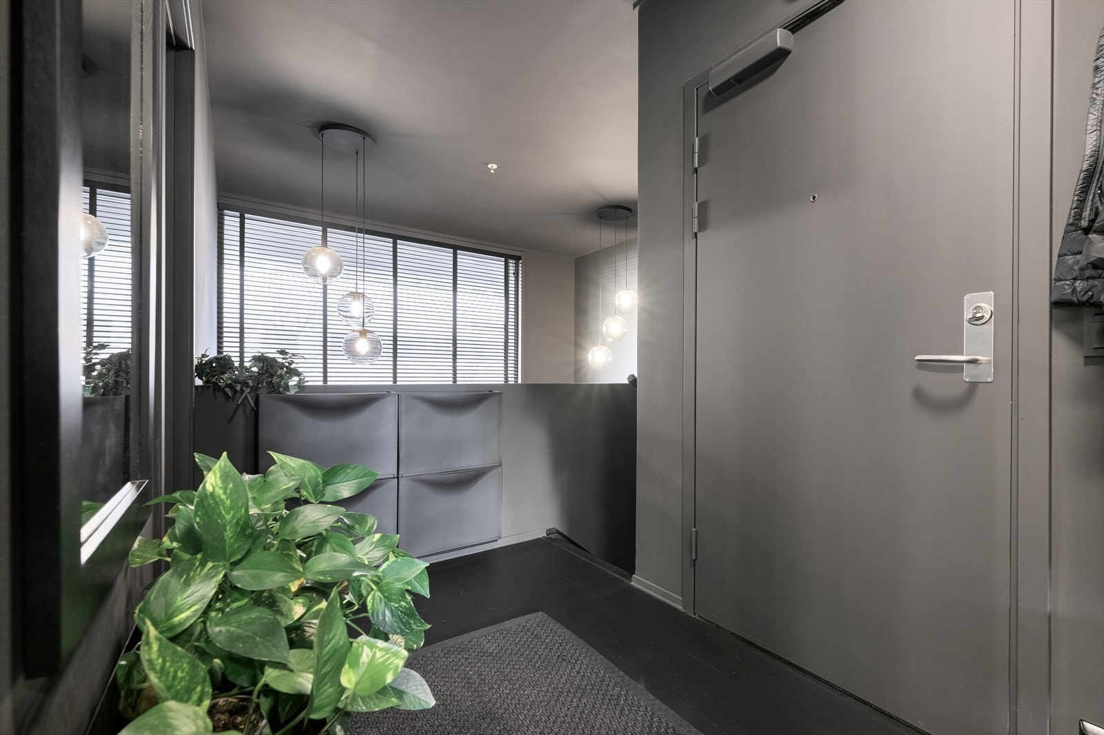 Romslig gang med god oppbevarings muligheter. Galleribilde