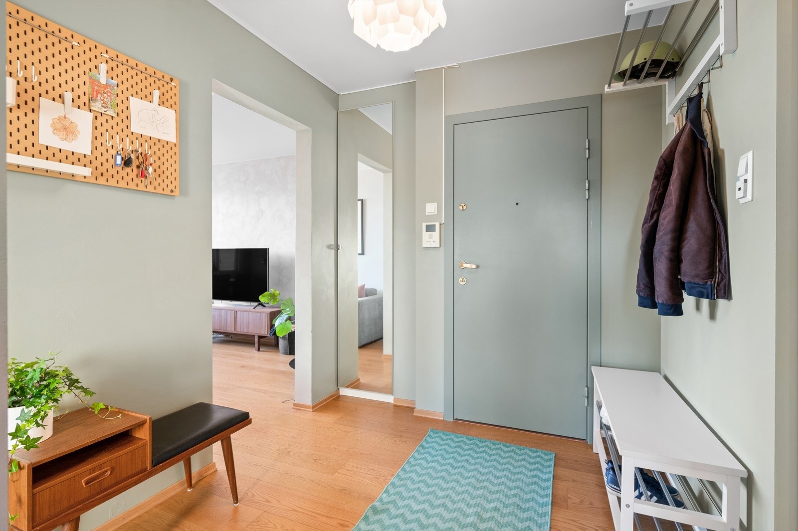 Gode muligheter for oppheng av ytterklær på vegghengt knagg. Galleribilde