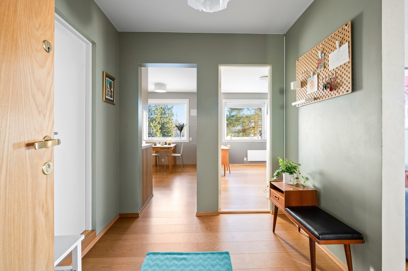 Romslig entré/gang med inngang til soverom, kjøkken, bad og stue. Galleribilde