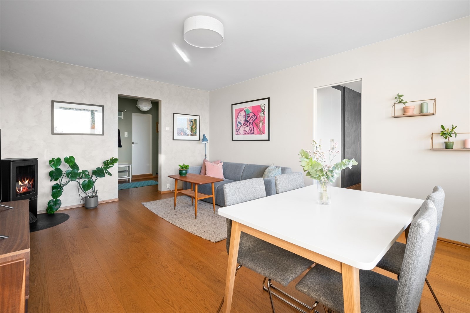 Lys og innbydende stue med fine møbleringsmuligheter. Galleribilde