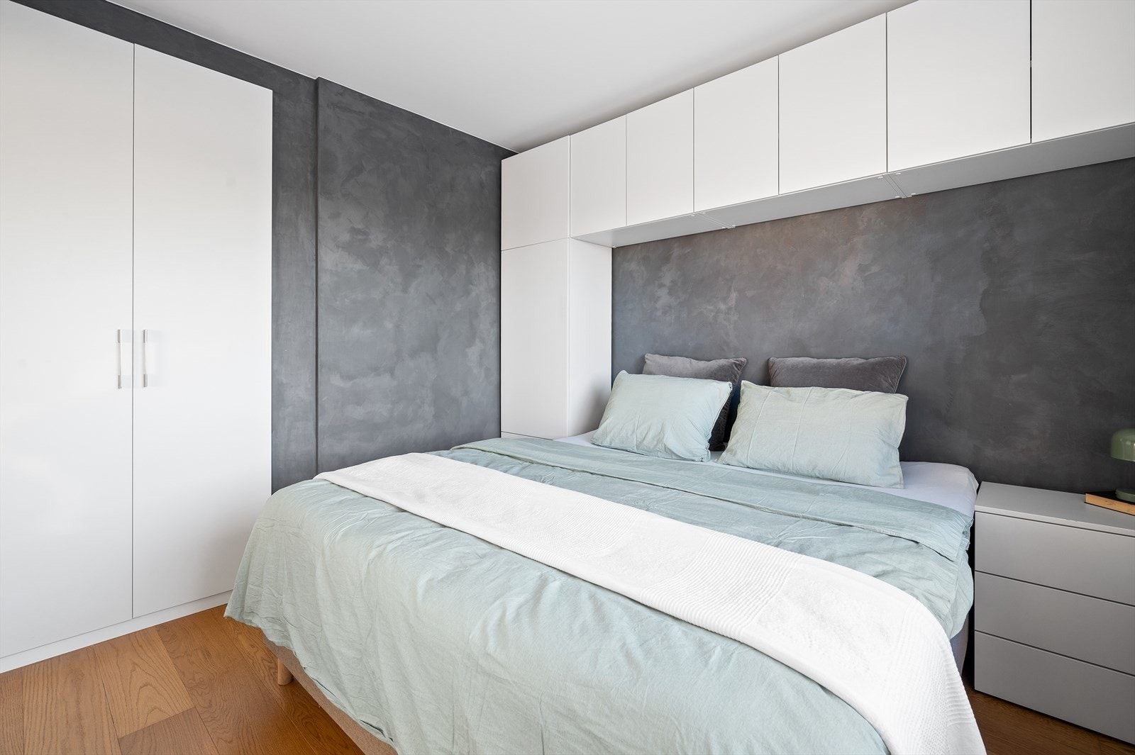 Hovedsoverommet har godt med lagring i innebygd garderobeskap og oppbevaringsløsnign rundt sengen. Galleribilde