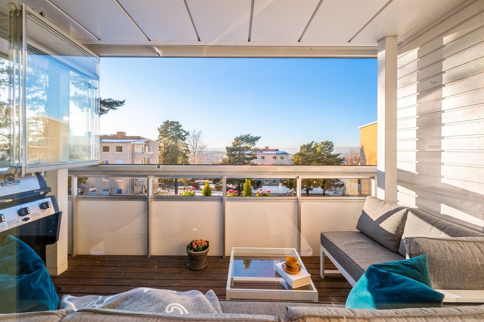 Balkongen fungerer som en forlengelse av stuen store deler av året - et perfekt samlingsted for hygge og grilling. Galleribilde