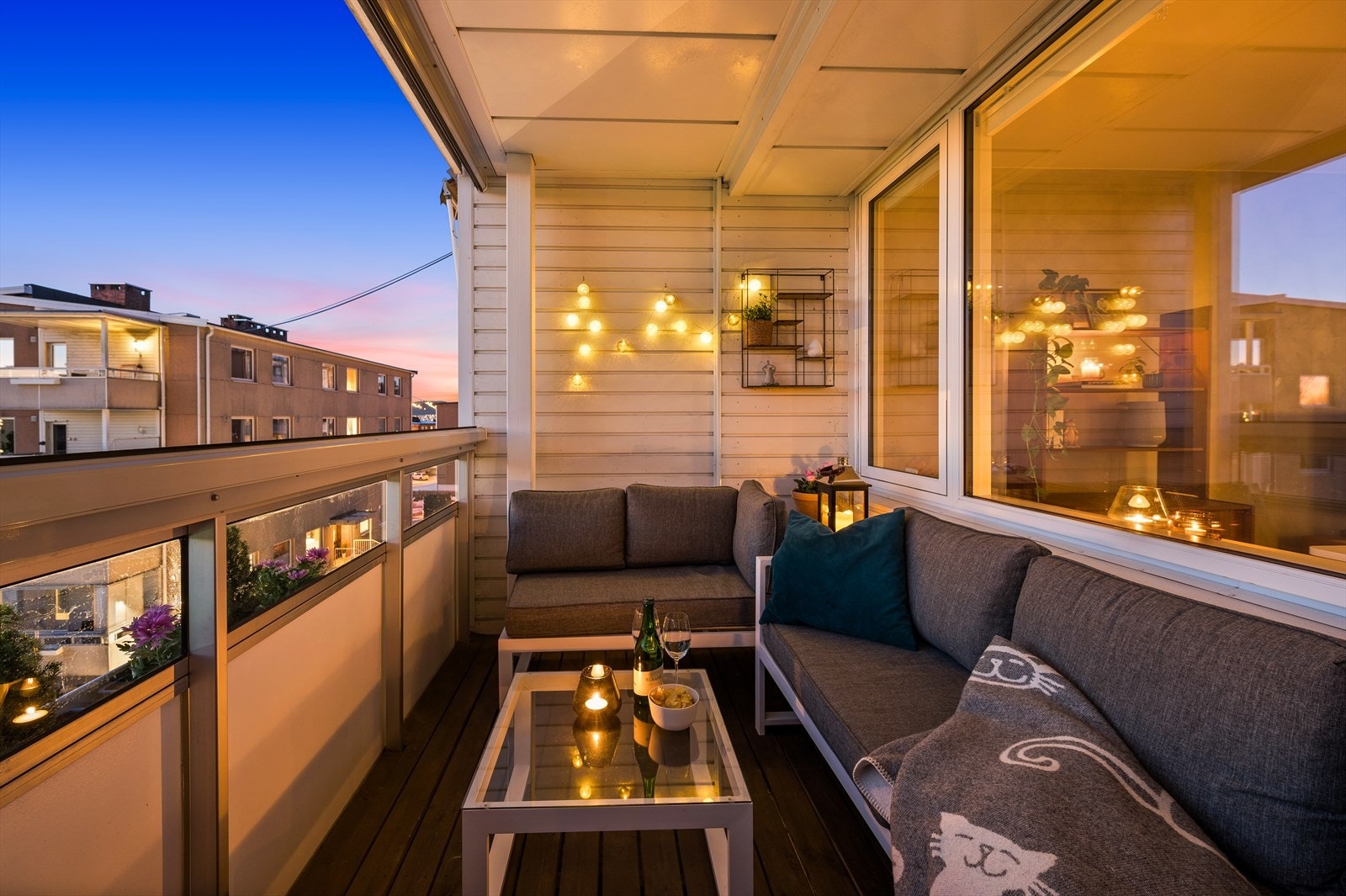 Selger innglasset balkongen i 2023. Denne balkongen gir deg derfor muligheten til å nyte utendørsfølelsen året rundt, uansett vær. Galleribilde