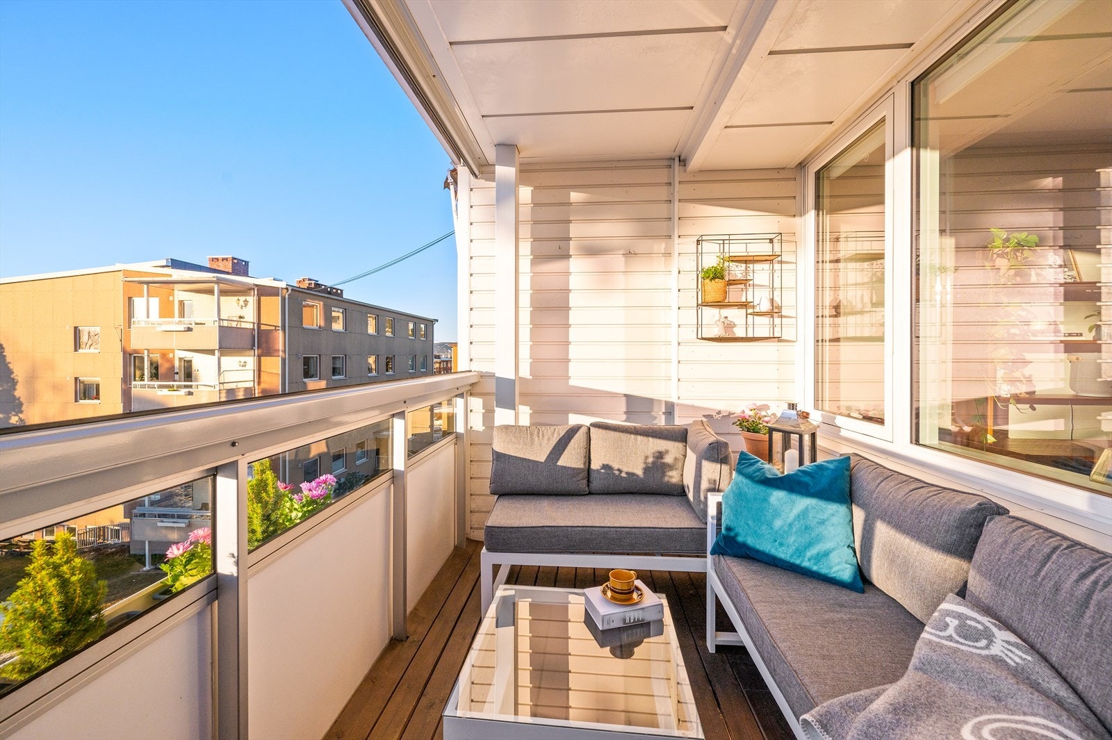 Utgang fra stuen til en vestvendt balkong på 8 kvm med utsikt. Galleribilde