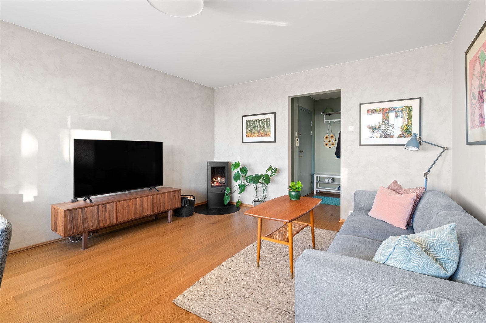 Stuen har en flott enstavs parkett som er gjennomgående for leiligheten. Galleribilde