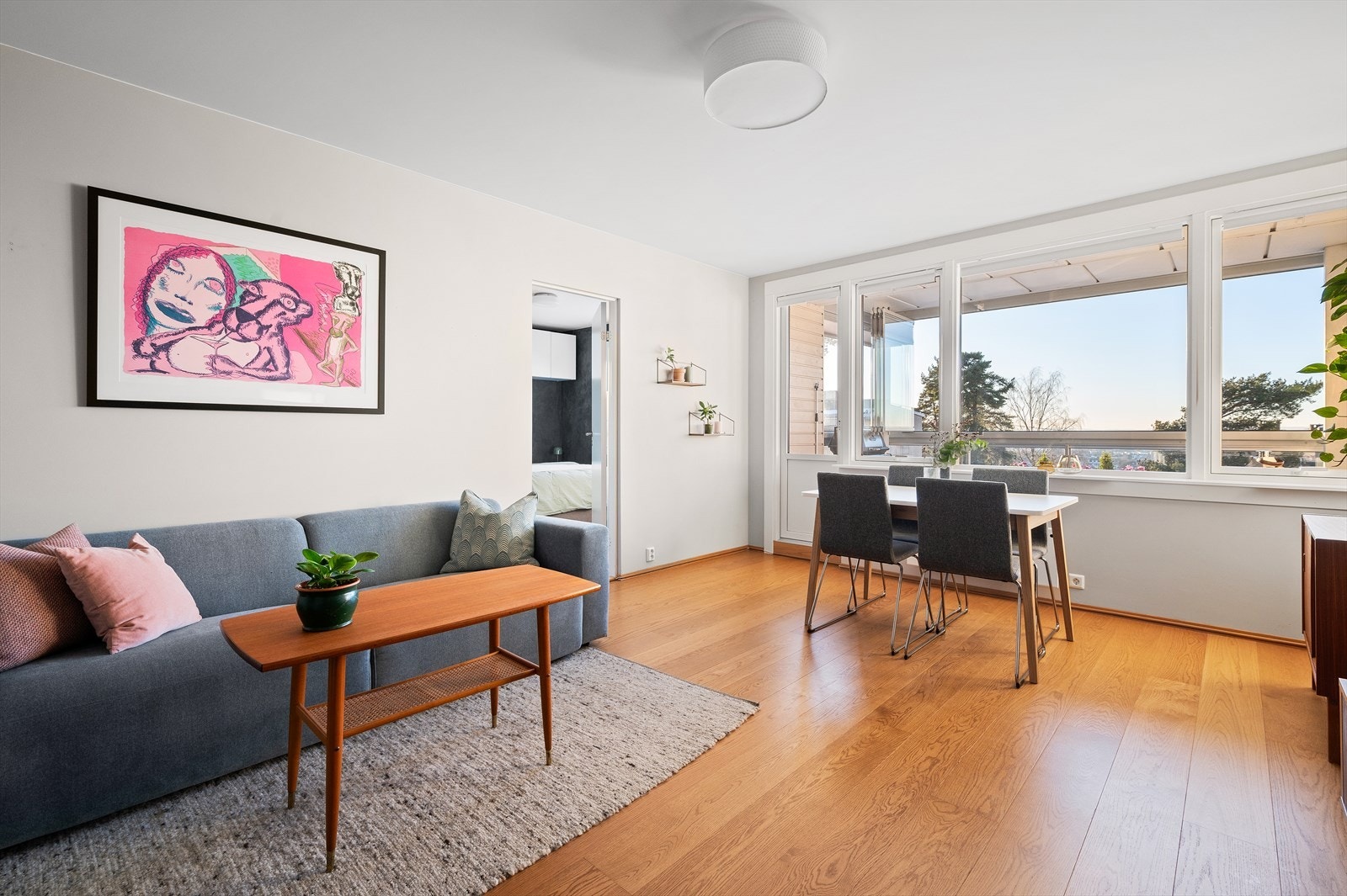 Store vindusarealer som viser en hyggelig utsikt, samt slipper inn godt med lys og skaper en hyggelig atmosfære i leiligheten. Galleribilde