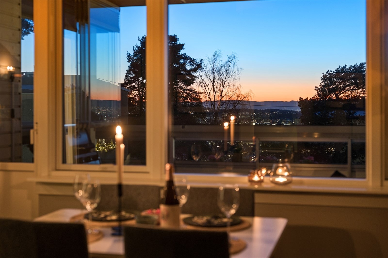 Stuen oppleves romslig hvor du kan nyte en usjenert og hyggelig utsikt. Galleribilde