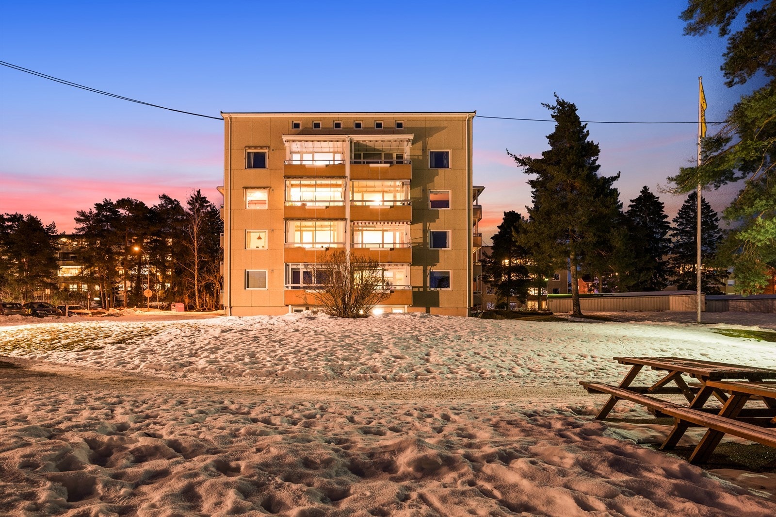 Leiligheten ligger gunstig til i et veletablert og attraktivt boligområde på populære Skøyenåsen nær Oppsal. Galleribilde