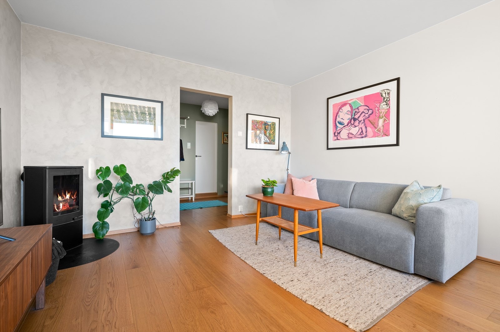 Videre har stuen et ildsted. Galleribilde