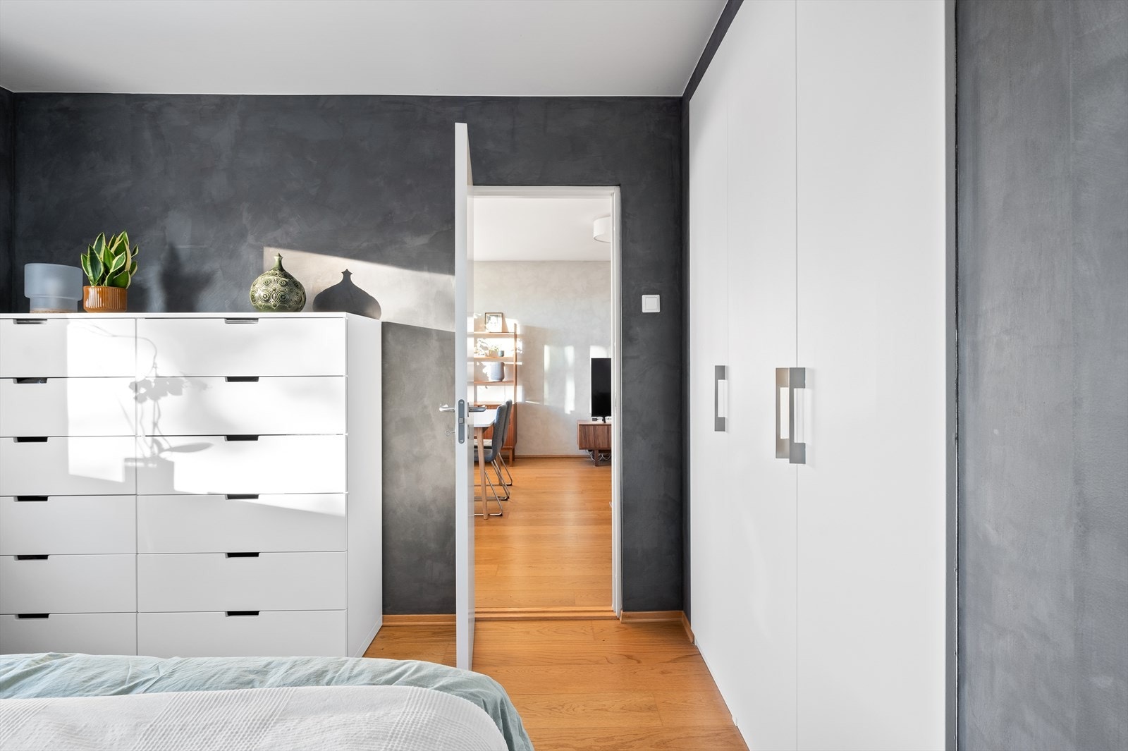 God plass for dobbeltseng og annet møblement. Galleribilde