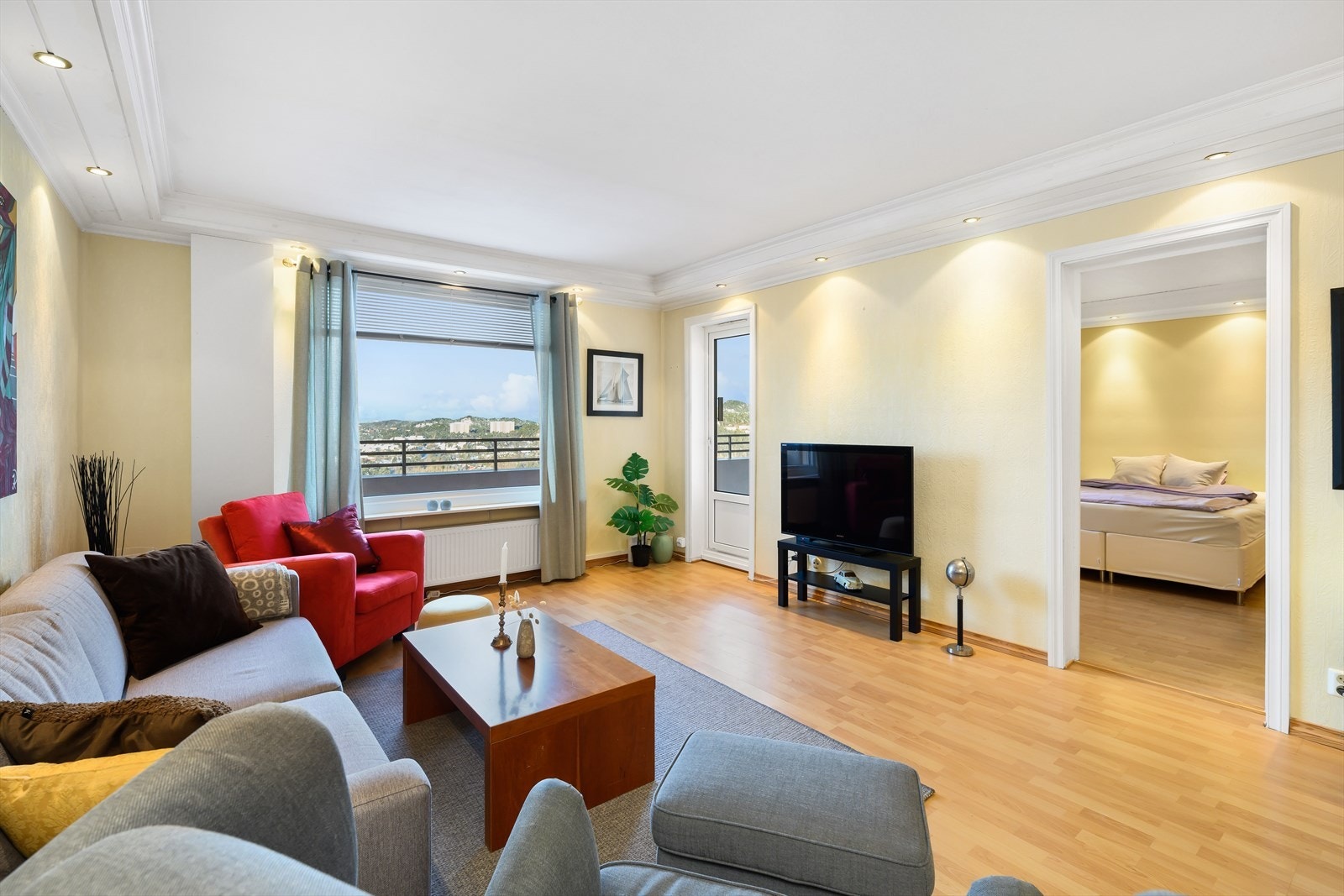 Lys og åpen stue med god plass til å møblere etter eget ønske. Galleribilde