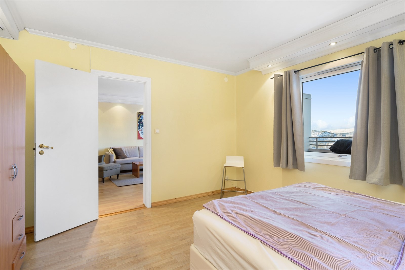 Hovedsoverommet er av god størrelse og rommer enkelt en dobbeltseng. Galleribilde