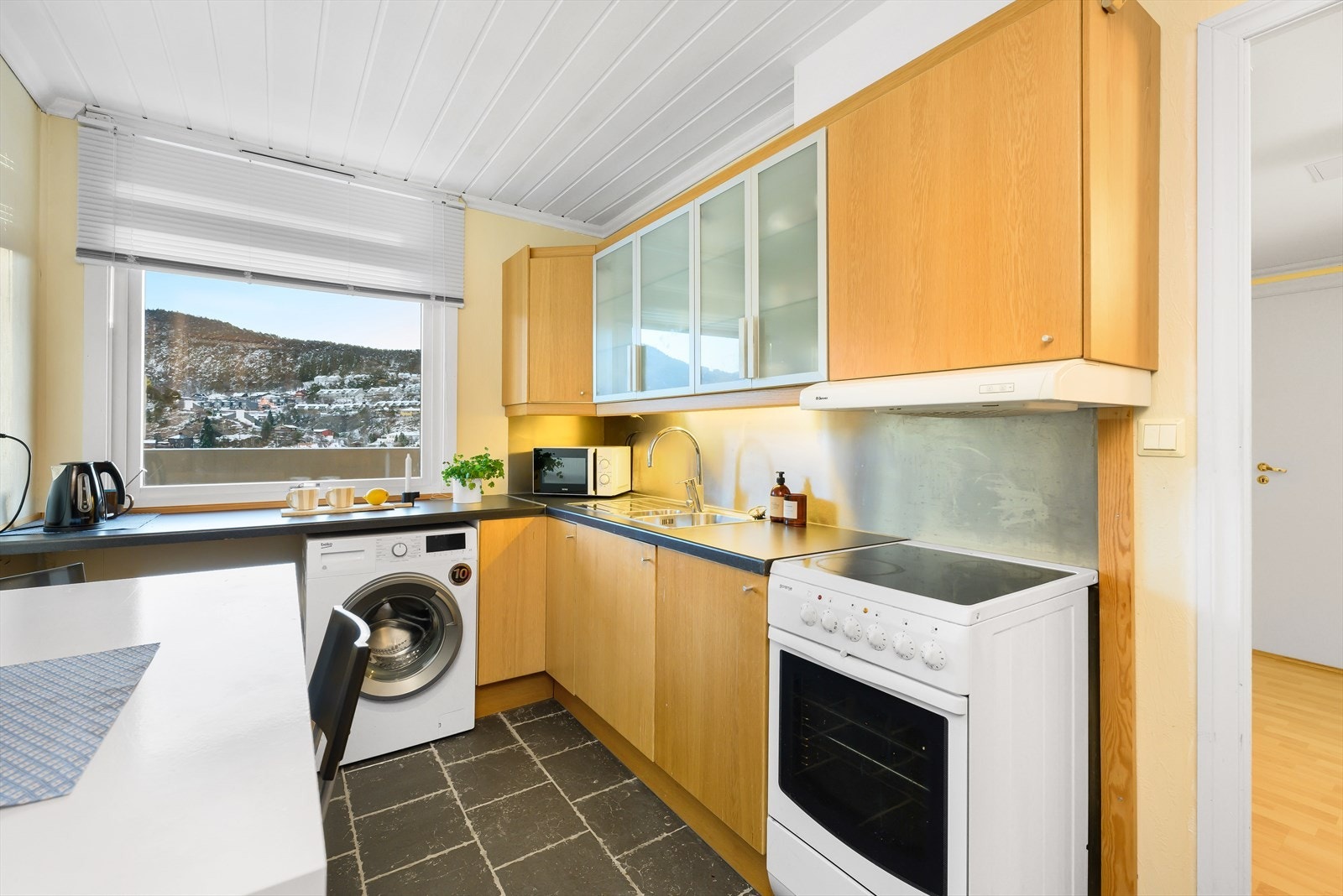 Kjøkken med praktisk utforming. Galleribilde