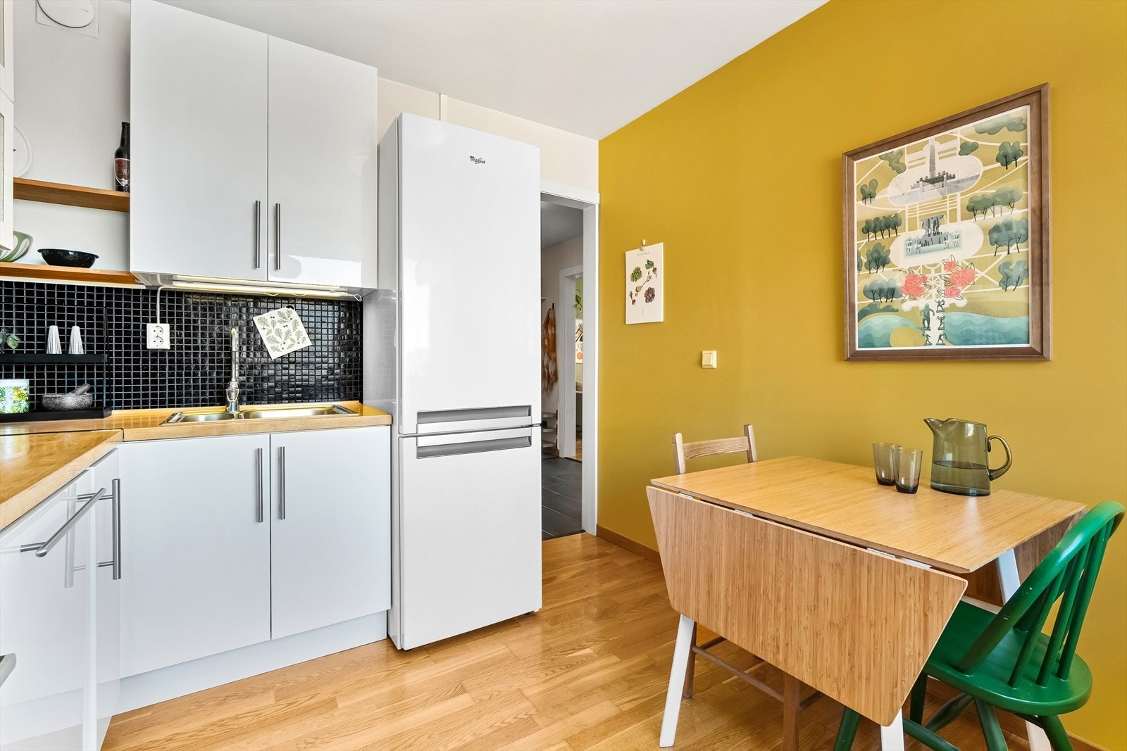 På veggene mellom over- og underskapene er det dekorative mosaikkfliser, samt belysning under overskapene. Galleribilde