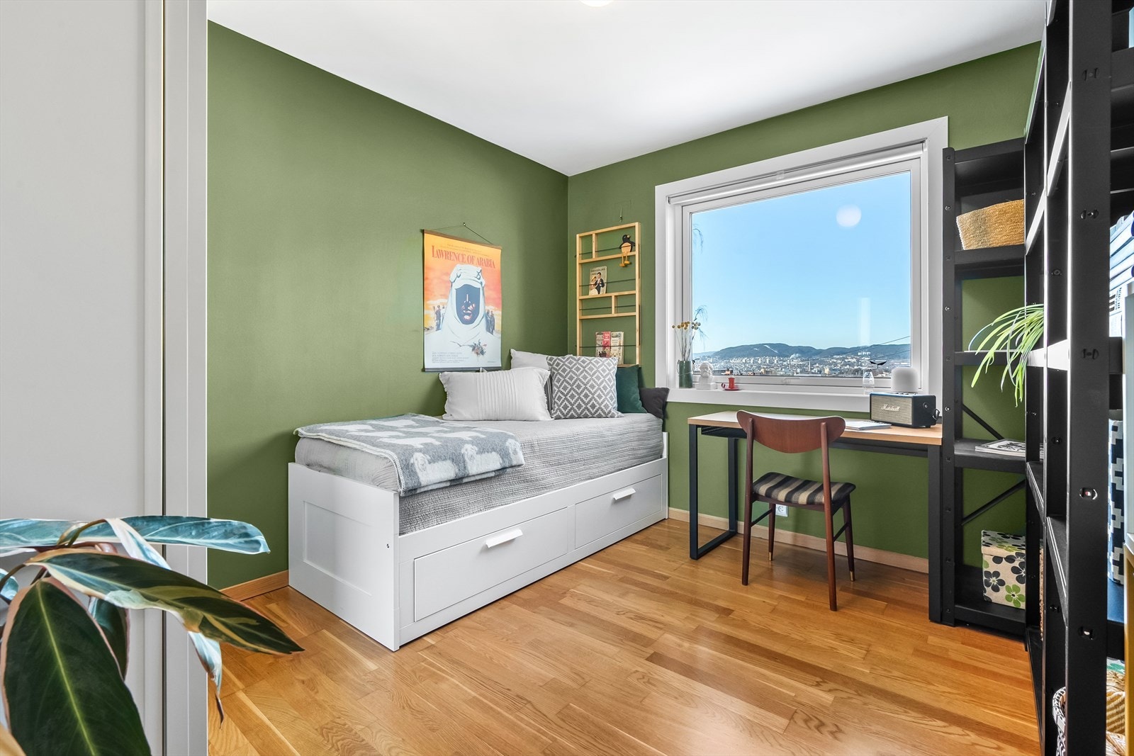 Det andre soverommet er også av god størrelse - passer ypperlig som barnerom, gjesterom eller kontor. Praktisk skyvedørsgarderobe medfølger salget. Galleribilde