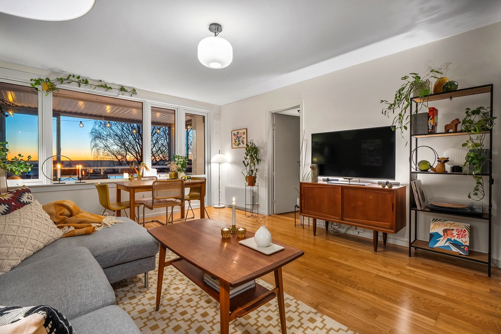 Store vindusarealer slipper inn godt med lys og skaper en hyggelig atmosfære i leiligheten. Galleribilde