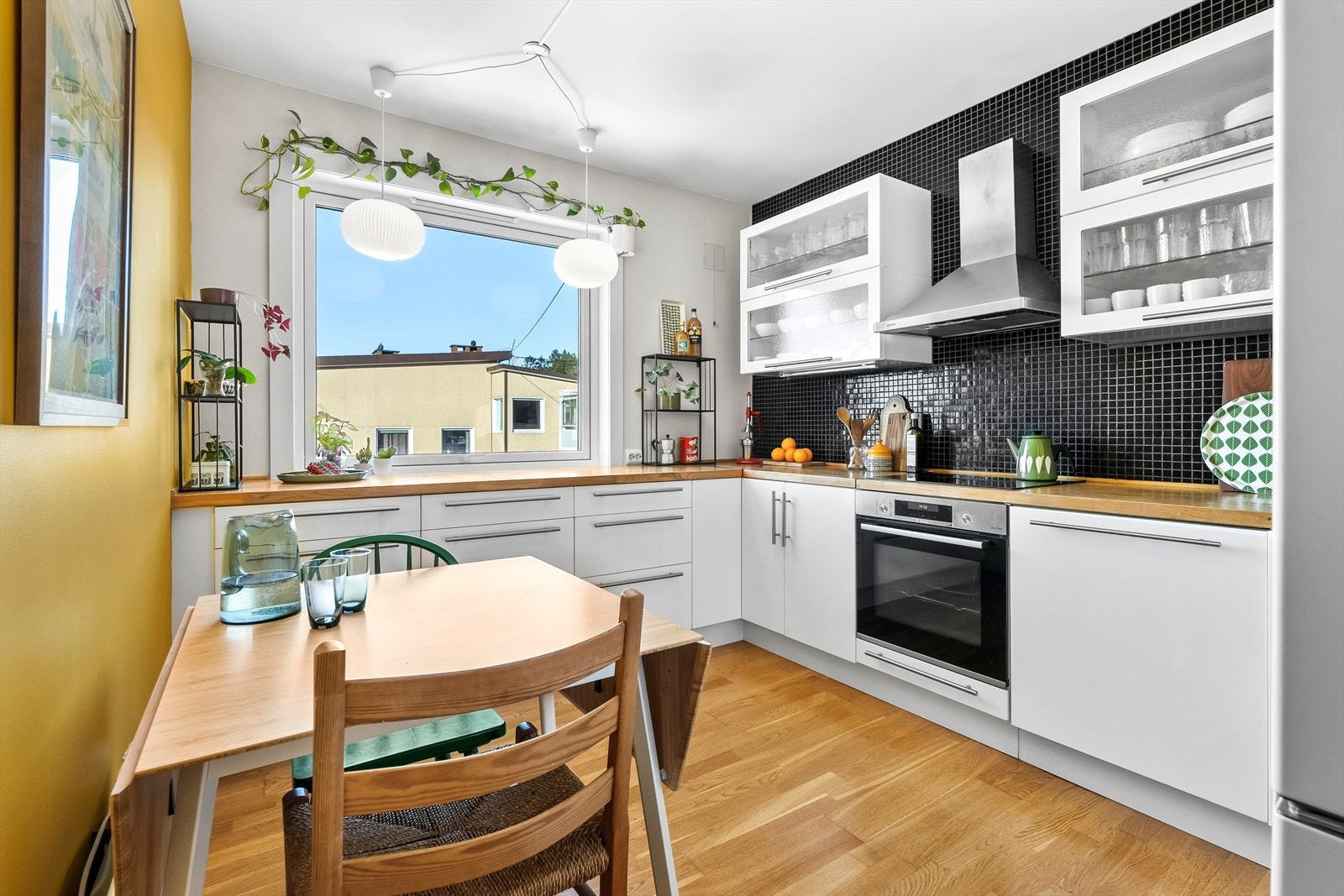 Adskilt kjøkken med plass til frokostbord. Galleribilde