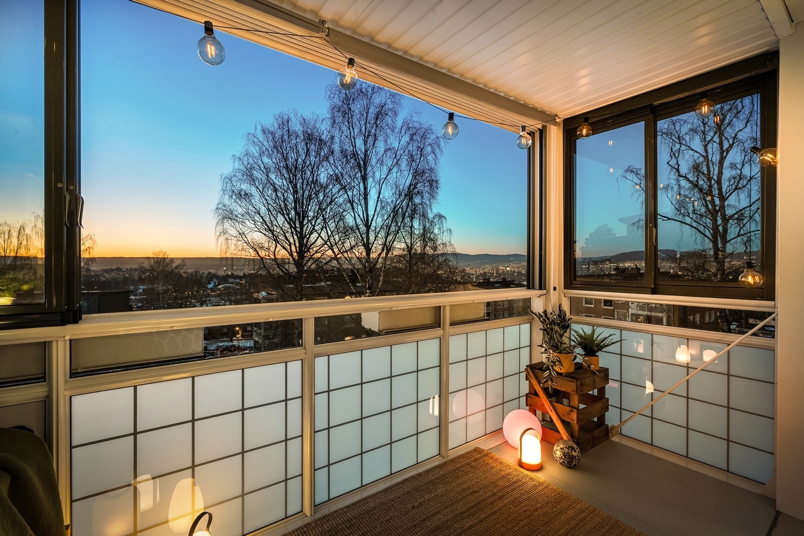 Balkongen fungerer som en forlengelse av stuen i sommerhalvåret, her kan du nyte solnedganger sene kveldstimer. Galleribilde