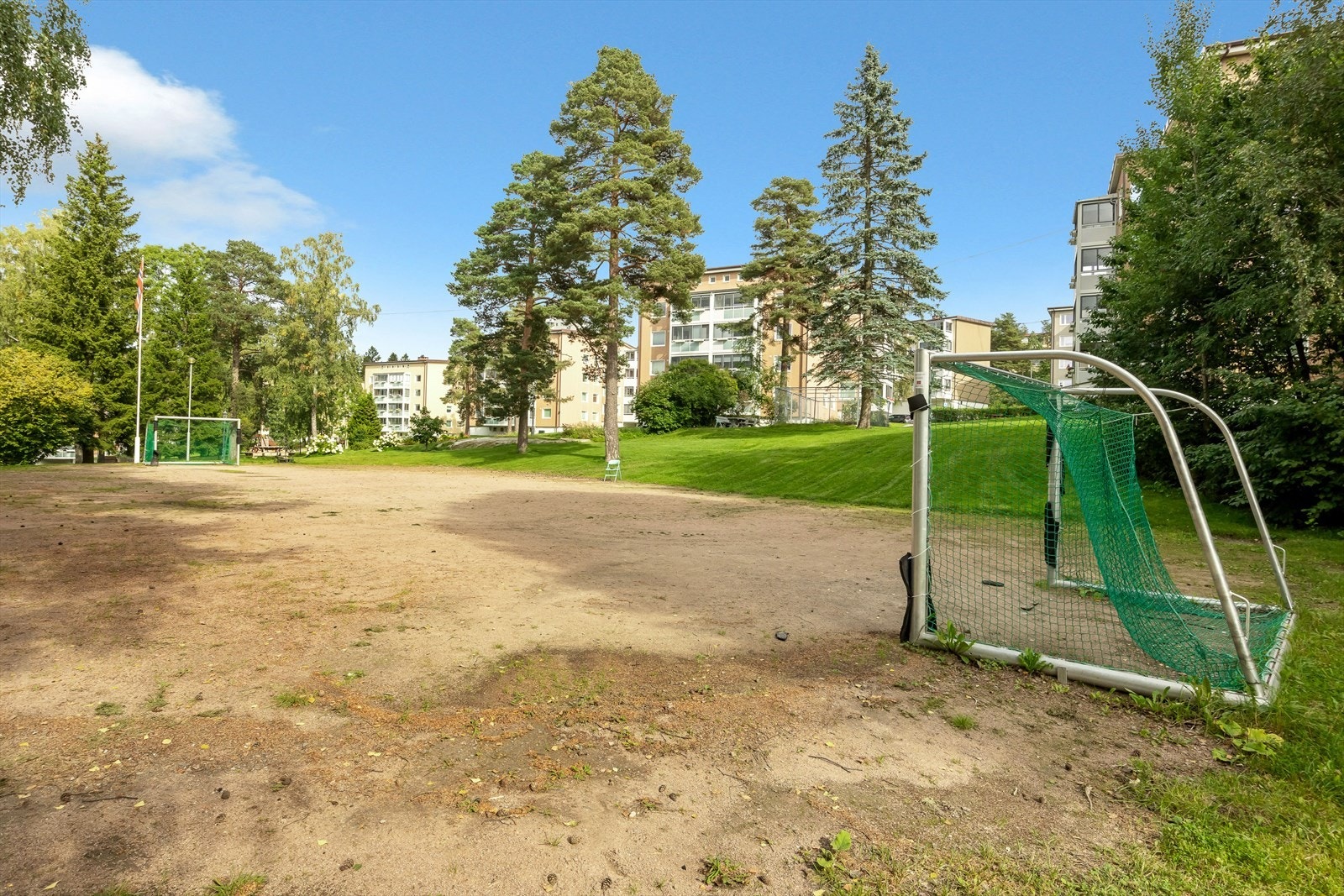 Banen nedenfor blokka blir ofte islagt til skøytegåing på vinteren. Galleribilde