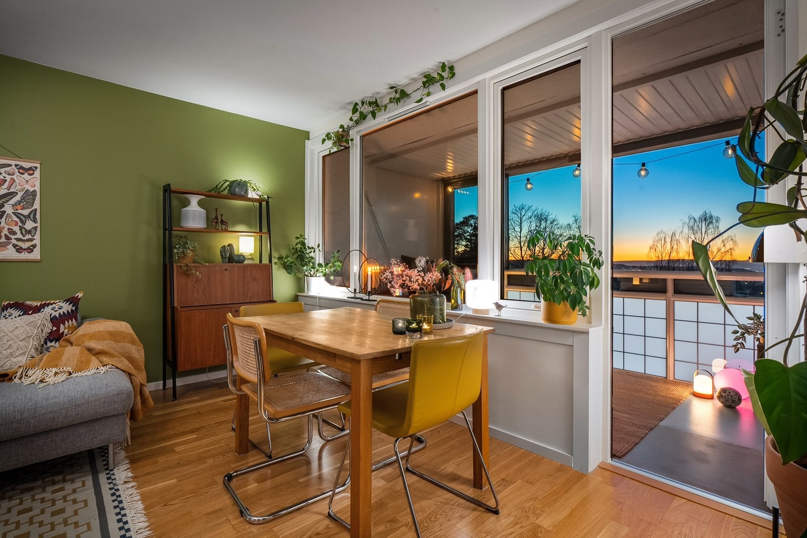 Utgang fra stue til en vestvendt og innglasset balkong på 8 kvm med ettermiddags- og kveldssol. Galleribilde