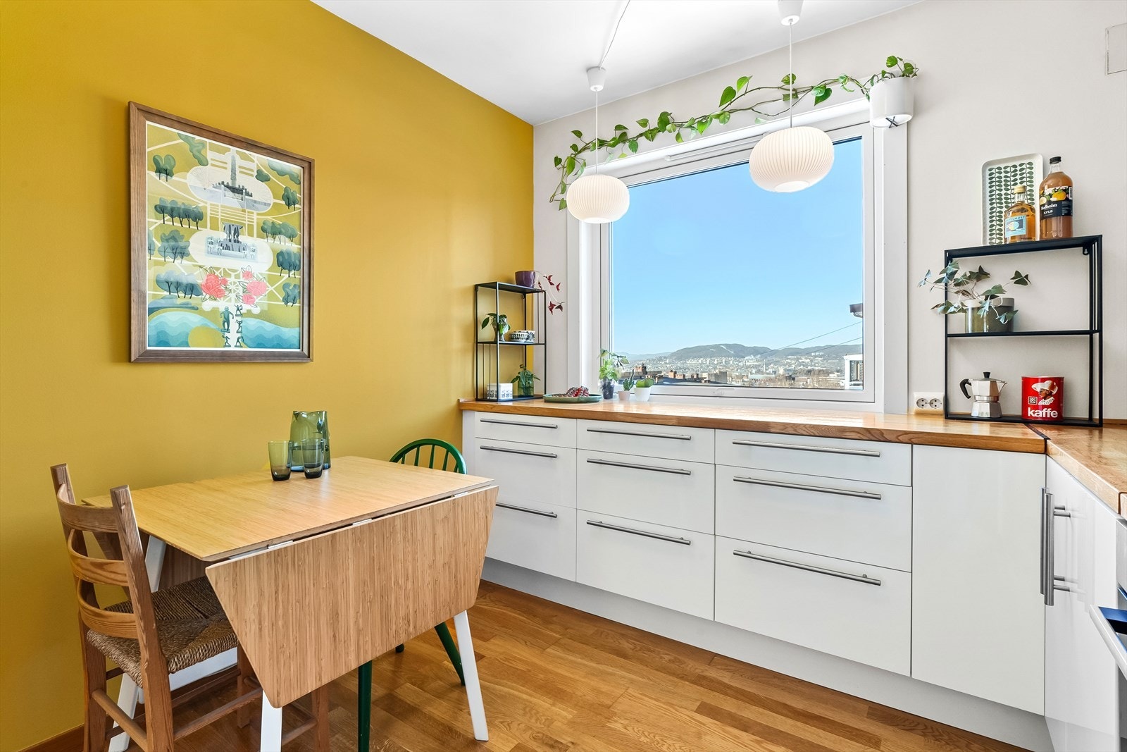 IKEA kjøkkeninnredning med hvite, glatte fronter og heltre benkeplate med nedfelt kum i rustfritt stål. Galleribilde