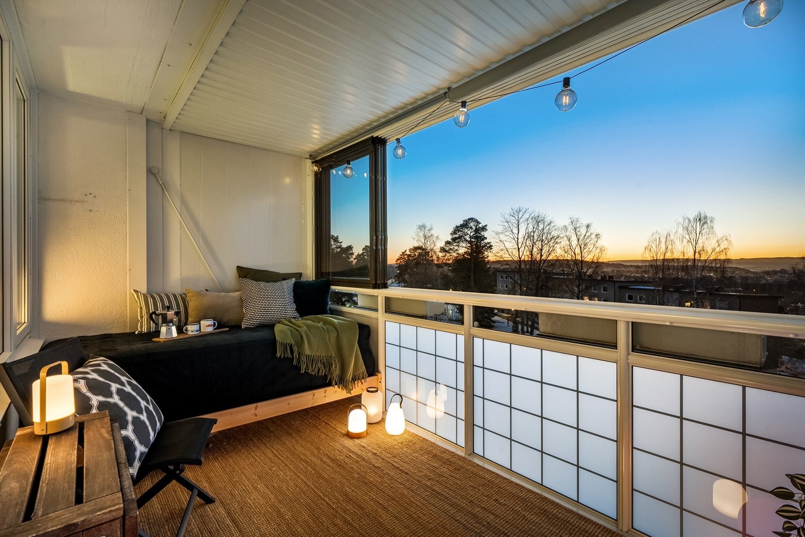 Balkongen ble glasset inn i regi av borettslaget, de innglassede vinduene kan skyves helt opp. Galleribilde