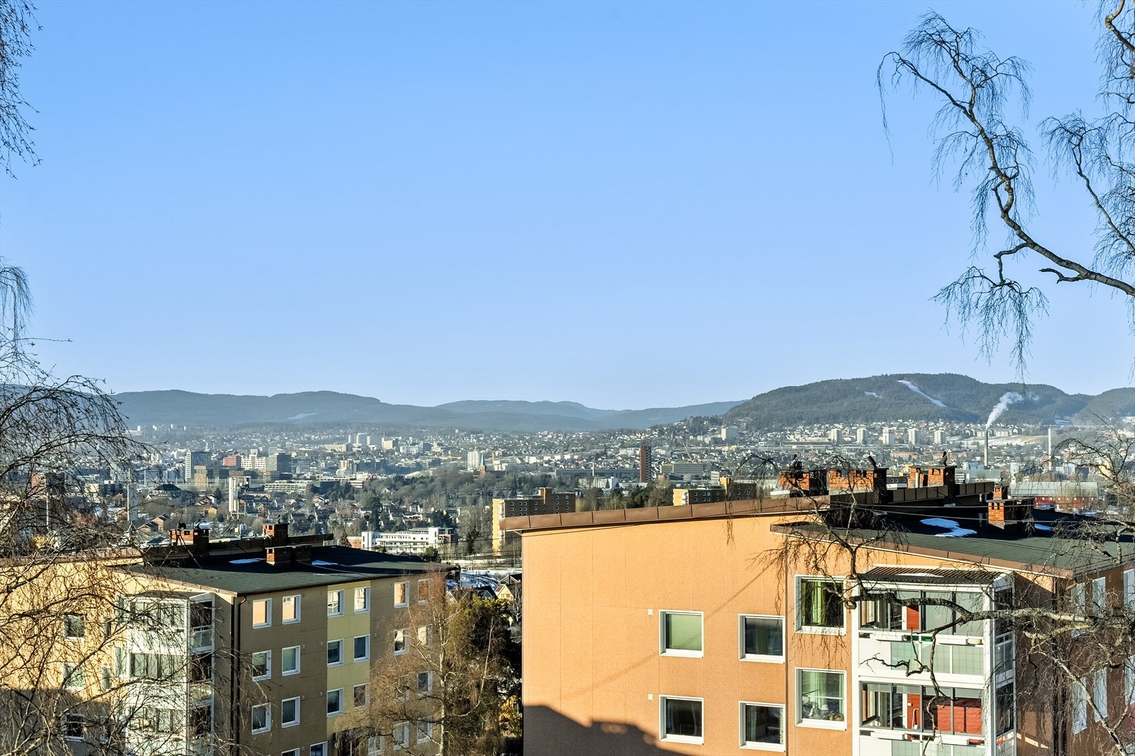 Solrik og attraktiv beliggenhet på populære Oppsal/Trasop i et skjermet og tilbaketrukket boligområde. Galleribilde