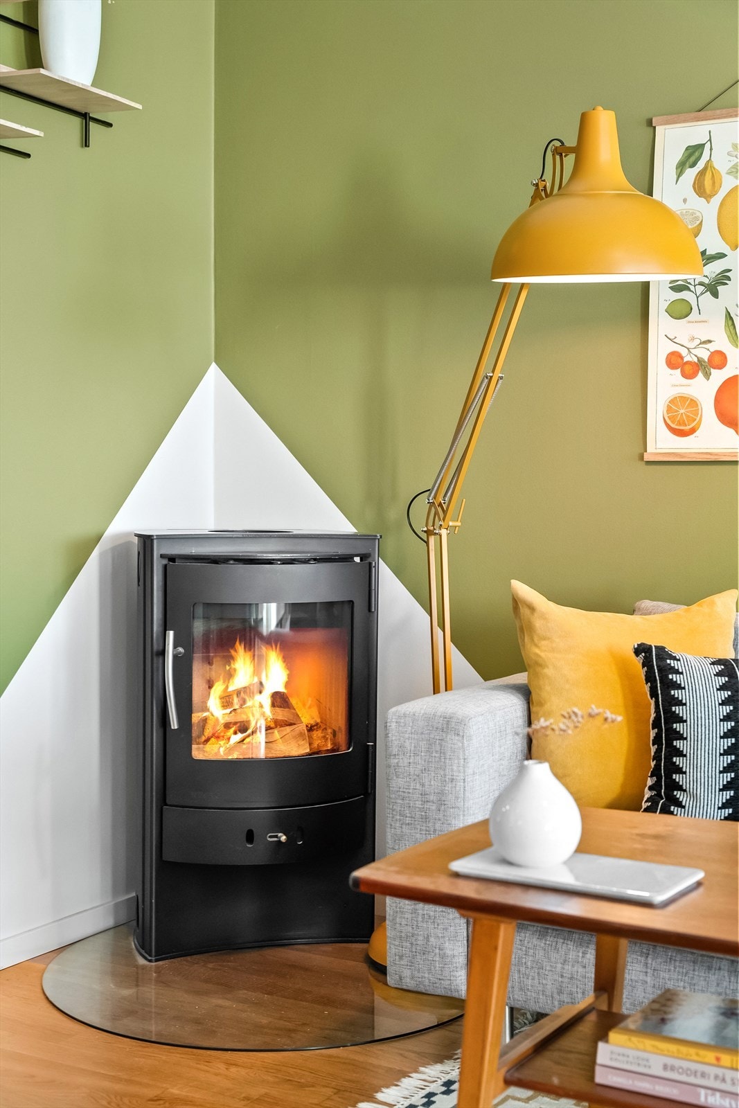 Peisovn med underliggende glassplate skaper hygge og bidrar til lavere strømregninger. Galleribilde