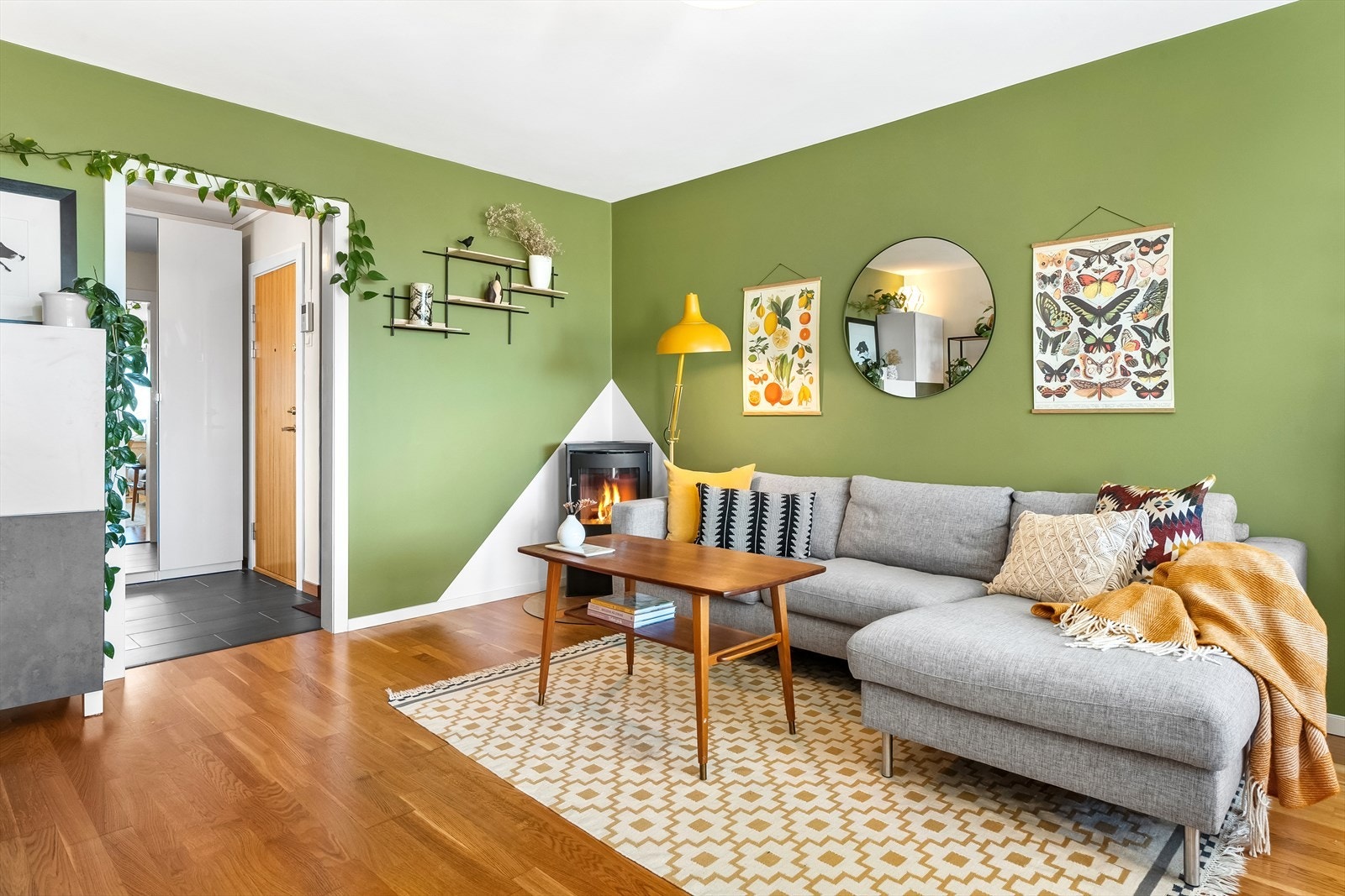 Stuen har en hyggelig peisovn, pipeløpet er rehabilitert i regi av borettslaget år 2014. Galleribilde