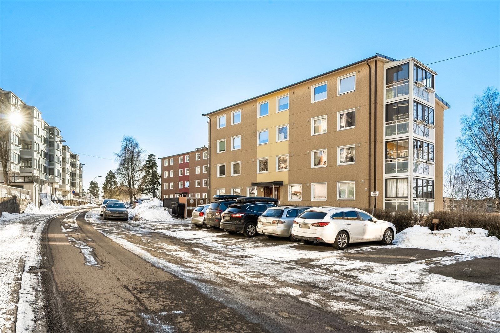 Mekanikerveien er enveiskjørt, noe som ikke gir gjennomgangstrafikk. Godliaskogen med opplyst lysløype rett inntil borettslaget Galleribilde