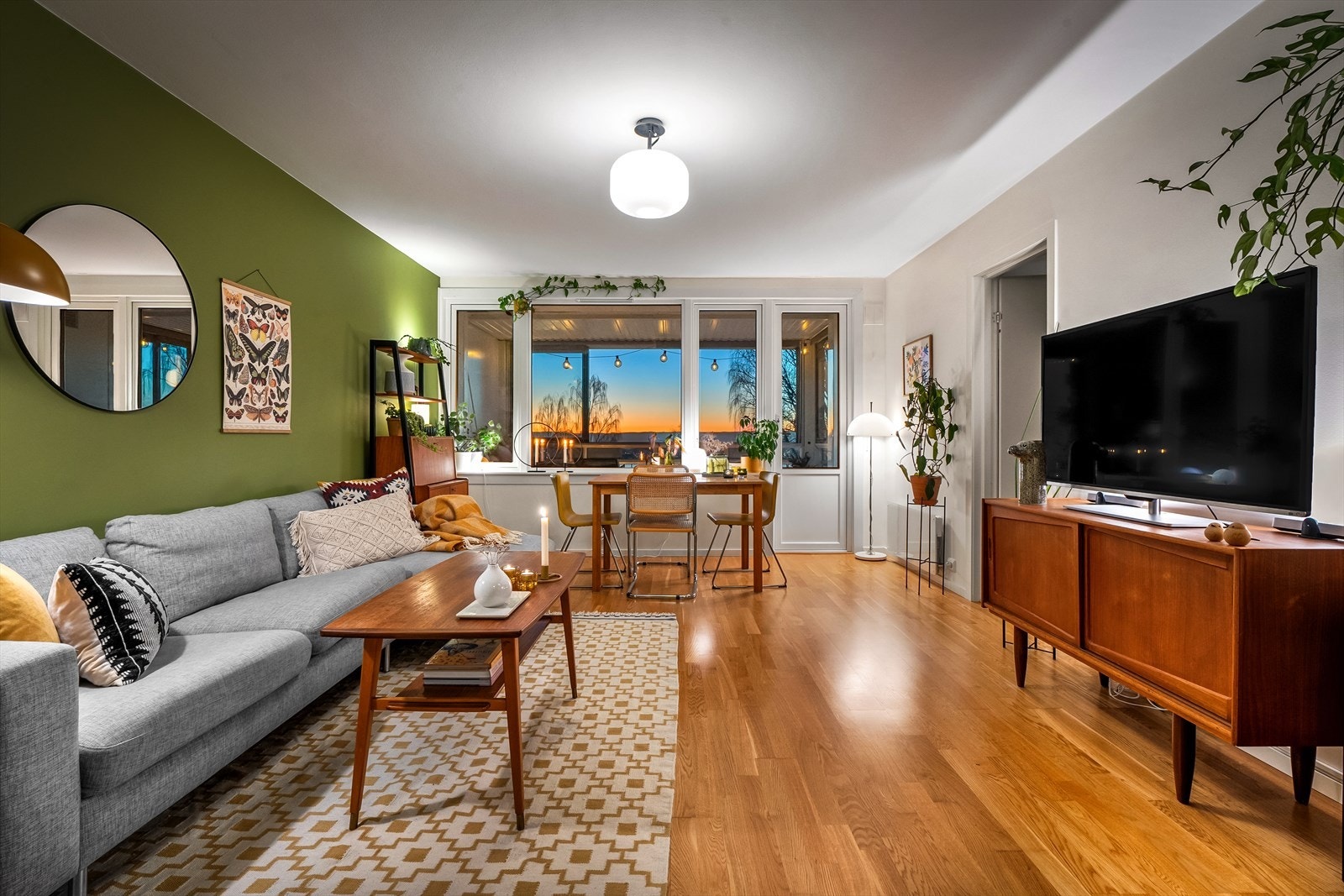 Lys og hyggelig stue som naturlig kan deles inn i to soner - både til spisestue og til stor sofagruppe. Galleribilde