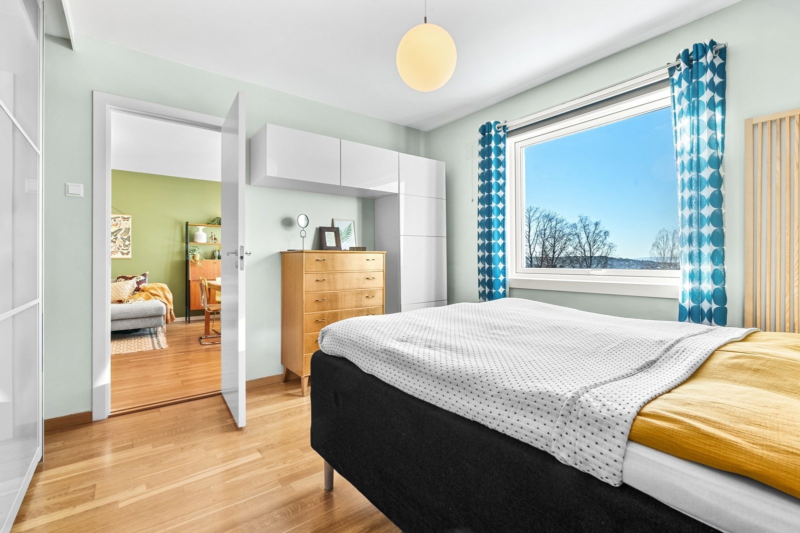 Hovedsoverommet er av god størrelse med plass til en dobbeltseng, tilhørende nattbord og annet ønskelig møblement. Stor skyvedørsgarderobe medfølger salget. Galleribilde