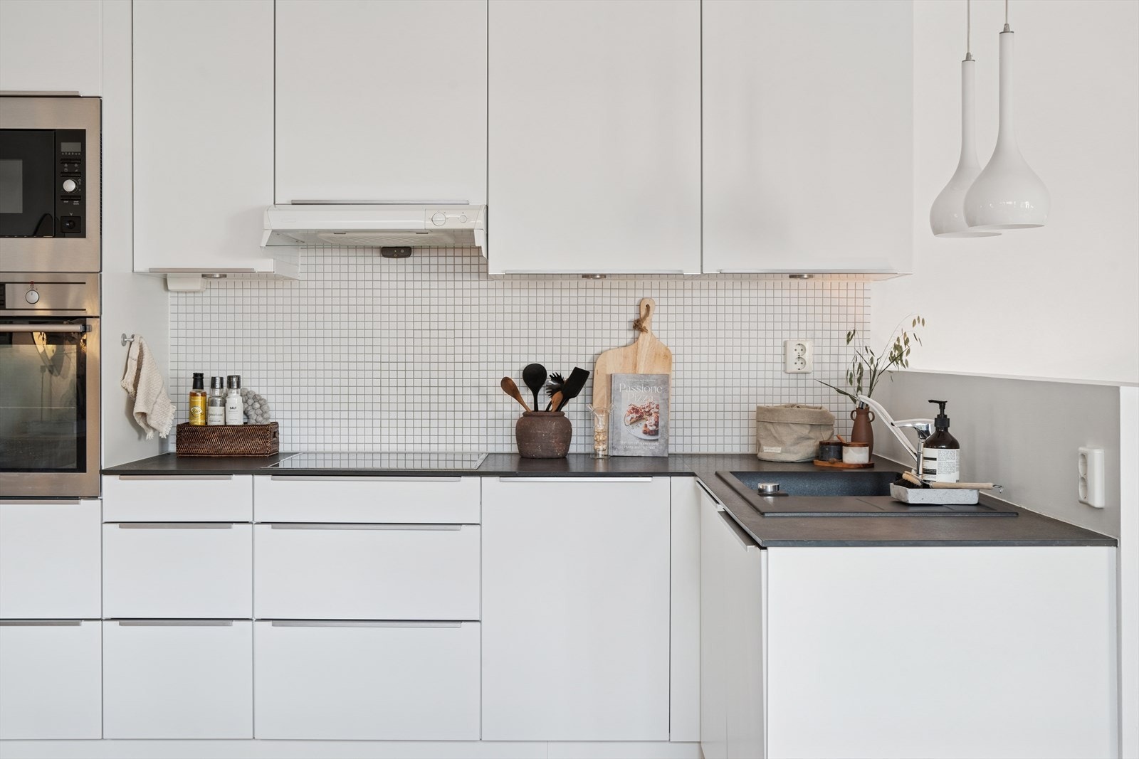 Her er det rikelig med oppbevaringsplass i både skap- og skuffeseksjoner. Galleribilde