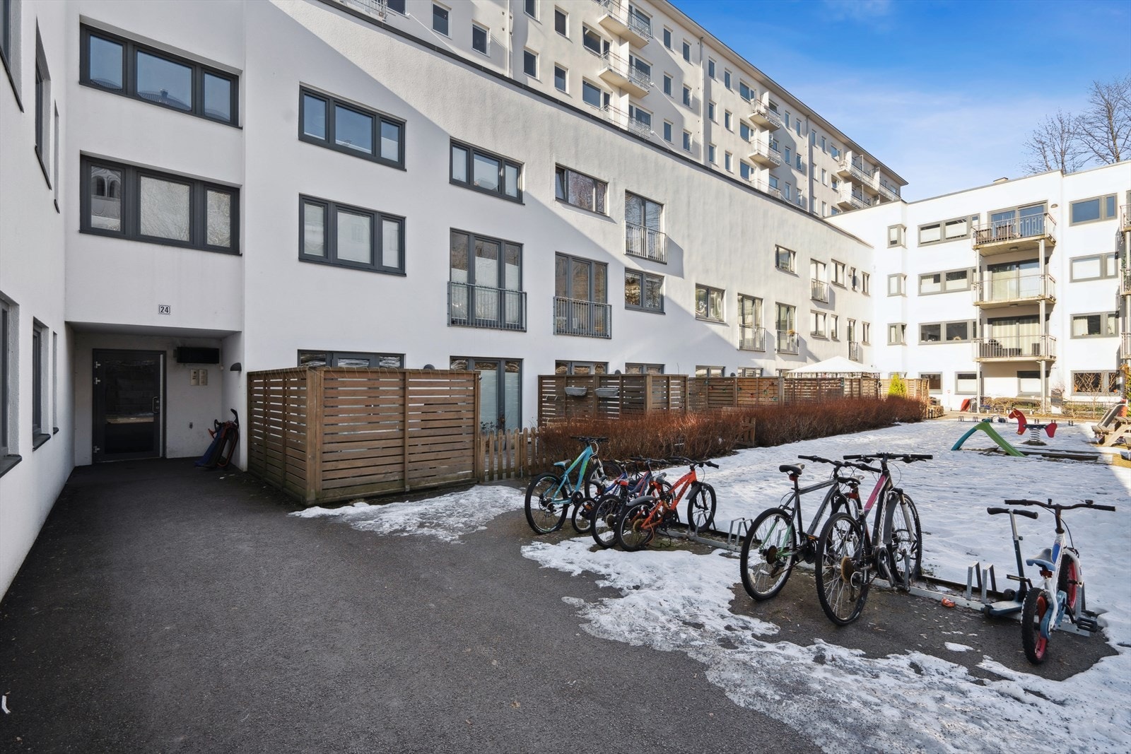 En rolig bakgård med felles sykkelstativer samt lekeplass for de yngste. Galleribilde