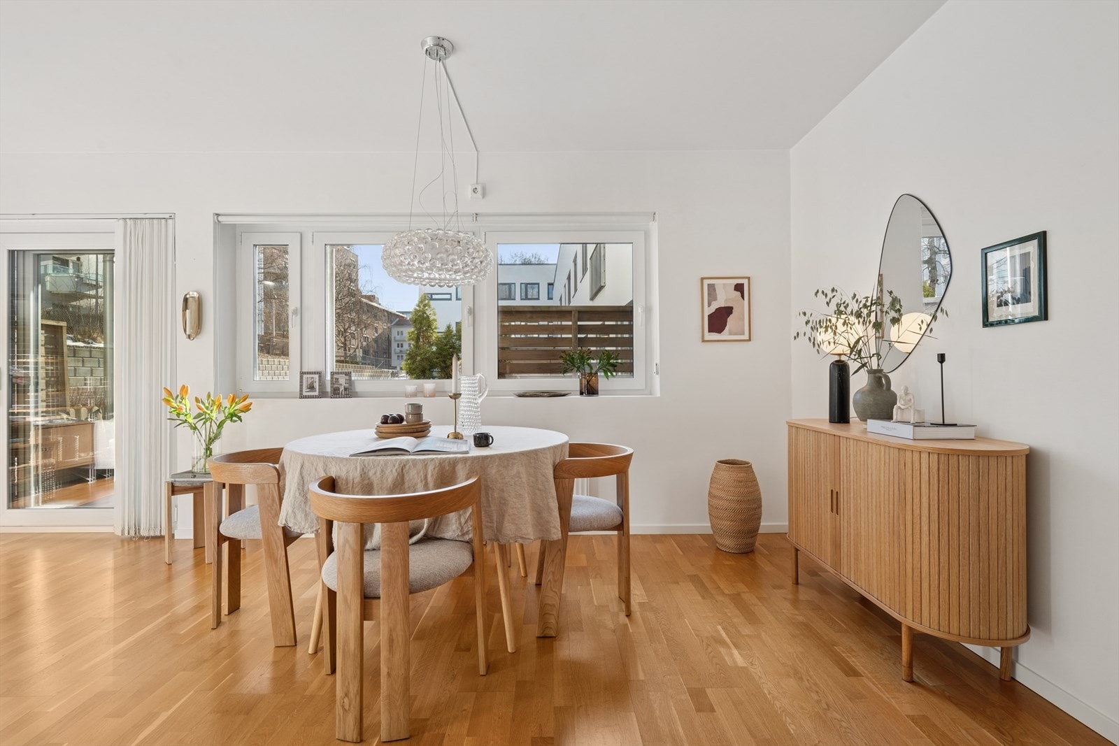 Spisestuen oppleves som romslig - Det er også plass til et større spisebord om en ønsker dette. Galleribilde