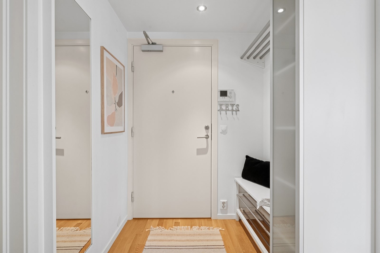 Velkommen inn! I gangen er det plass til å henge fra seg yttertøyet, samt øvrig løsøre. Fra gangen har du adkomst til leilighetens øvrige rom. Galleribilde