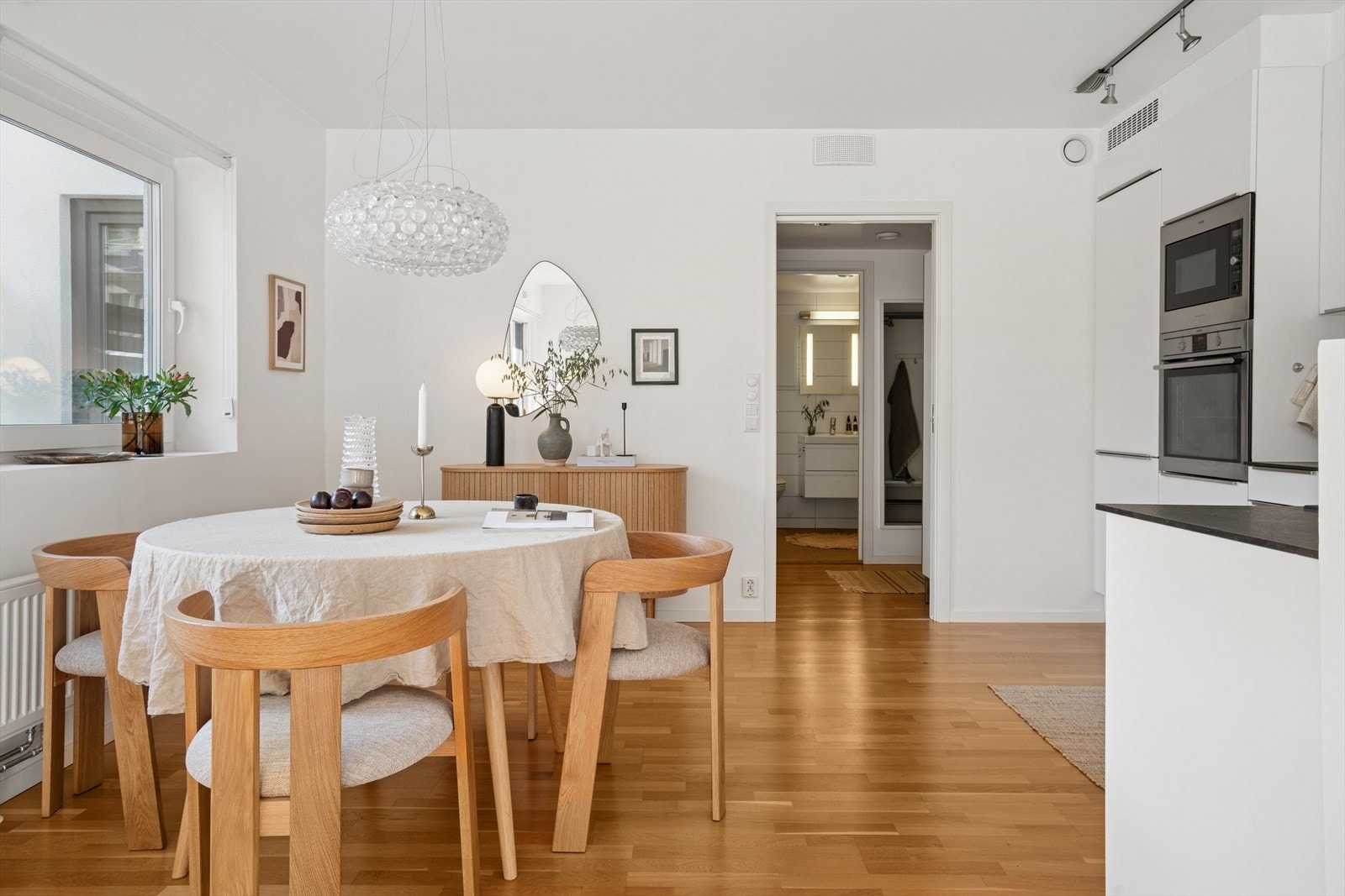 I nær tilknytning til stuen har du også kjøkkenet, samt adkomst til leilighetens øvrige rom. Galleribilde