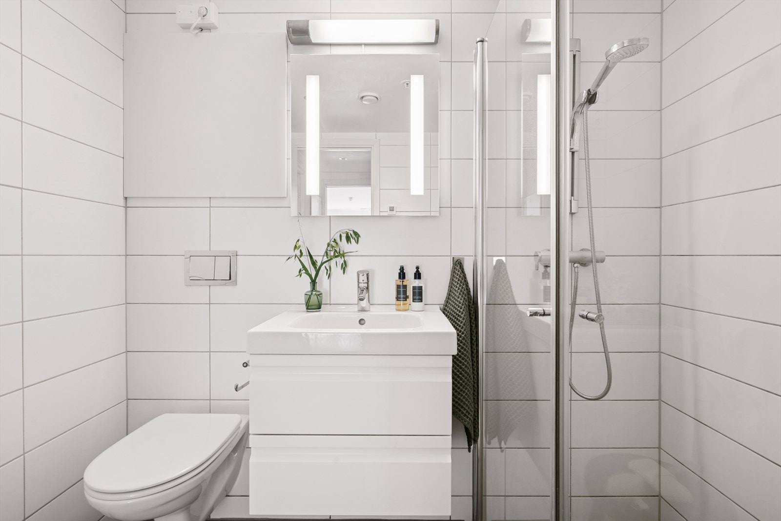 Innbydende og delikat baderom med flislagte overflater. Galleribilde