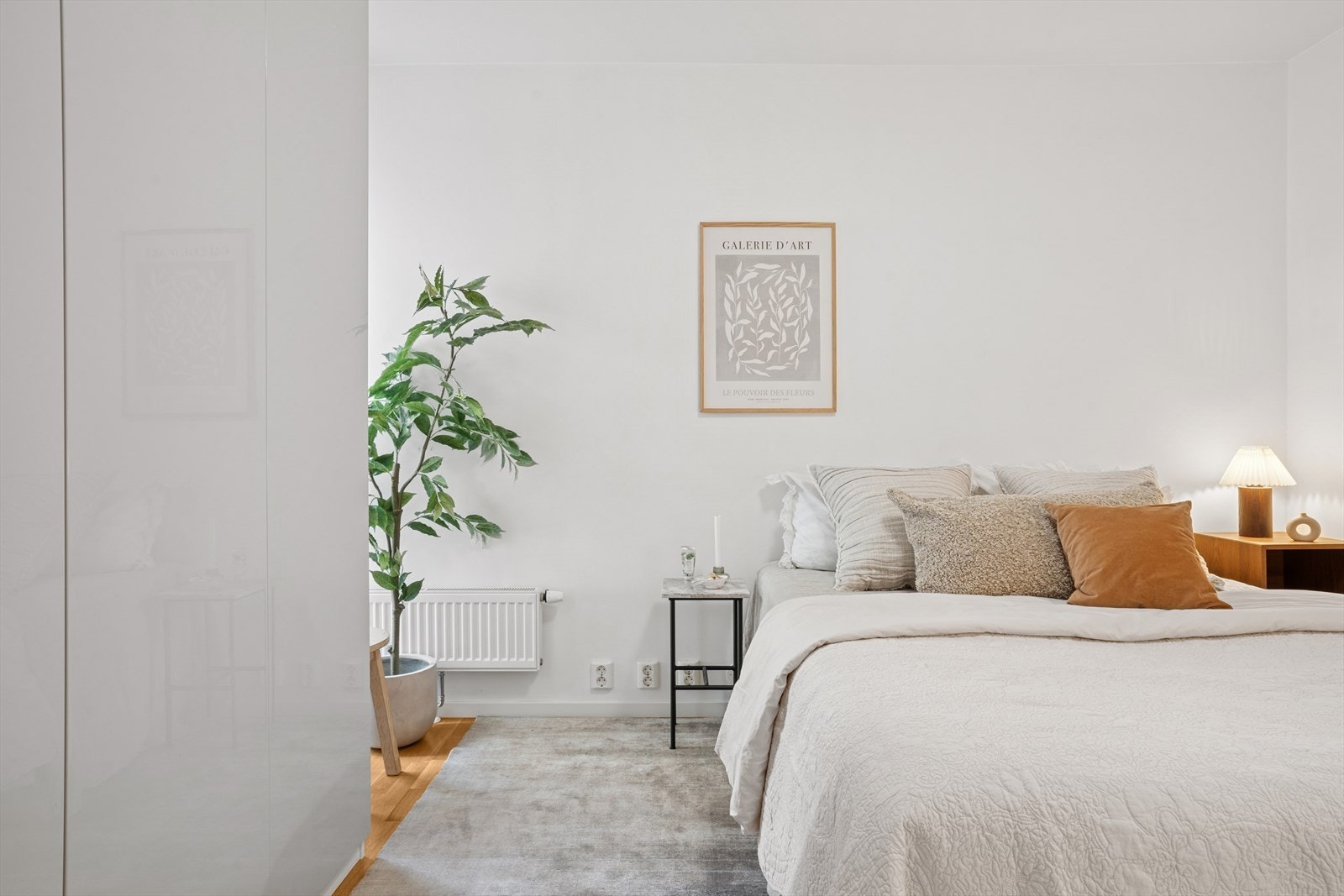 Videre byr leiligheten på et godt soverom - praktisk plassert tilbaketrukket fra resten av oppholdsrommene. Rommet har god plass til dobbeltseng med tilhørende møblement og garderobeløsning. Galleribilde