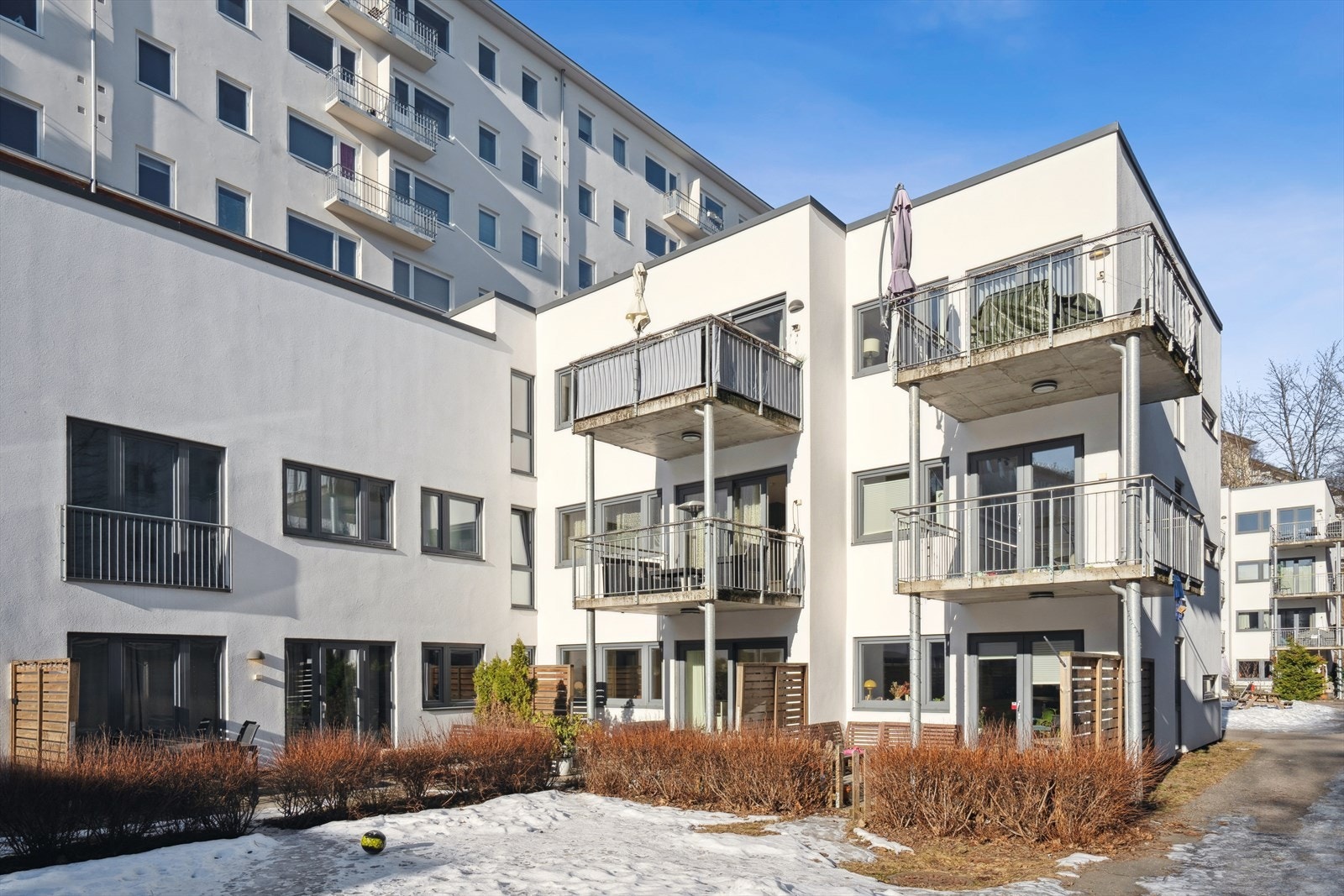 Her bor du tilbaketrukket og rolig til, skjermet fra alt trafikkstøy men samtidig sentralt med kort avstand til St.Hanshaugen, Grünerløkka og Sagene. Galleribilde