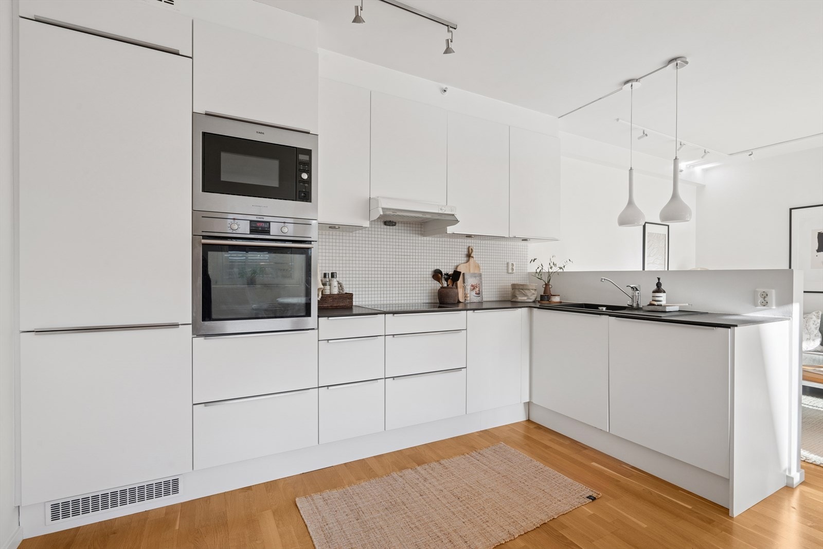 Hvitevarer består av komfyr, platetopp, stekeovn, oppvaskmaskin og kjøleskap/fryser. Galleribilde