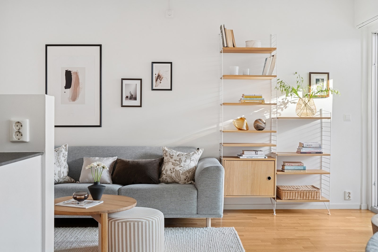 Fjernvarme er inkludert i felleskostnadene, noe som gir deg mer forutsigbare boutgifter. I tillegg er fellesutgiftene per dags dato lave på kun 3.417 kr Galleribilde