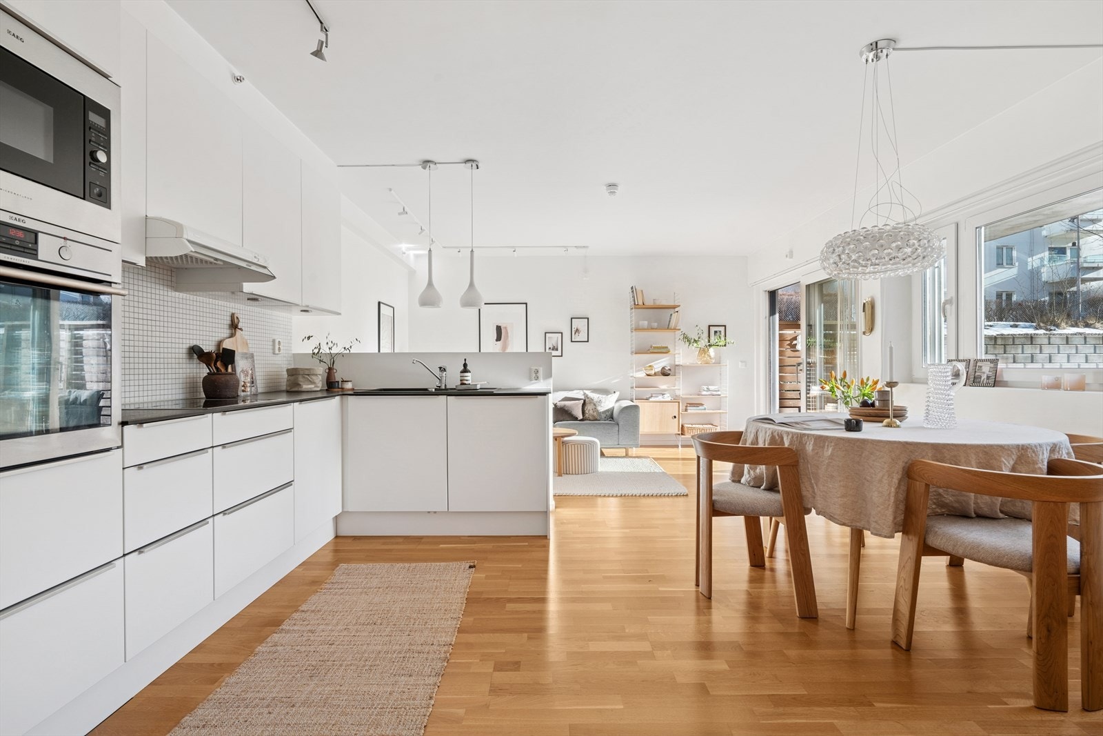 Vel inne ligger en lys og hyggelig stuesone med plass til både sofaløsning med tilhørende møblement og spisestue. Galleribilde