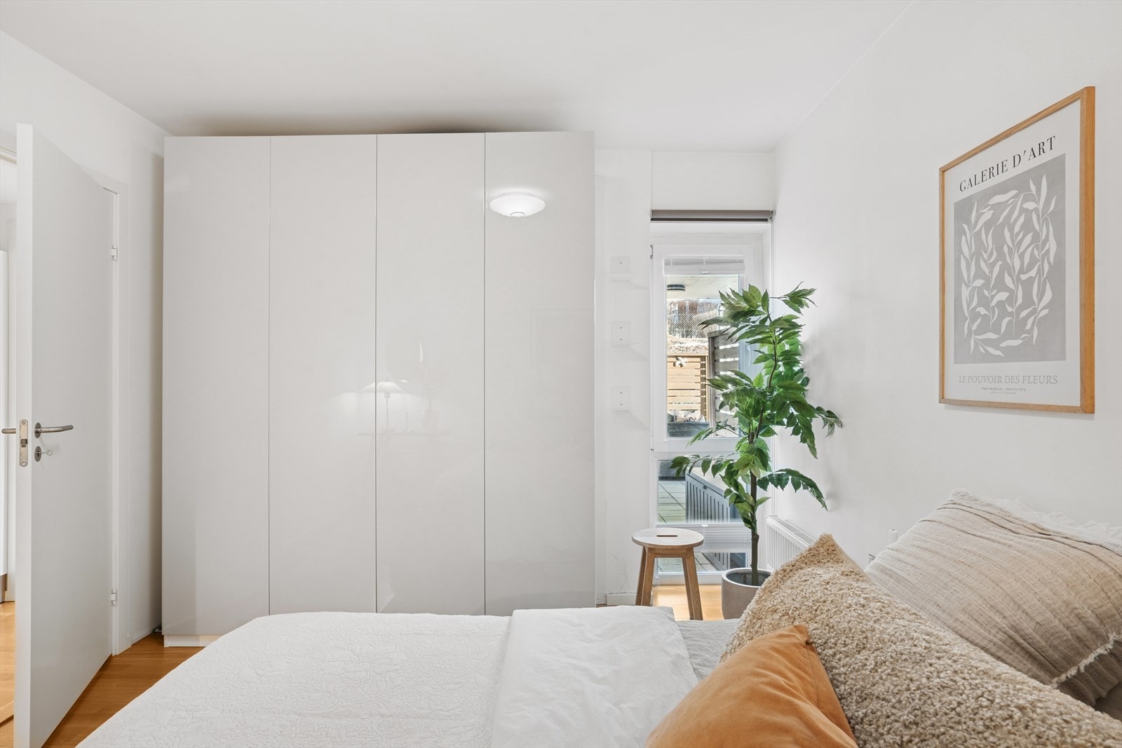 Her er det etablert et stort garderobeskap med god plass til klær og annet en måtte ønske. Galleribilde