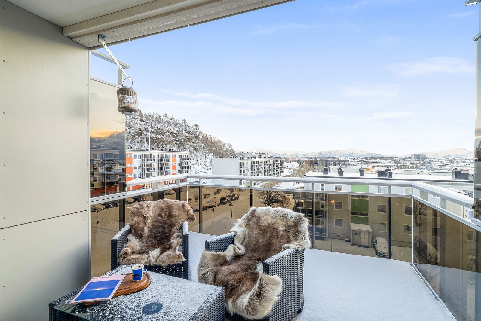 Balkongen er delvis takoverbygd. Galleribilde