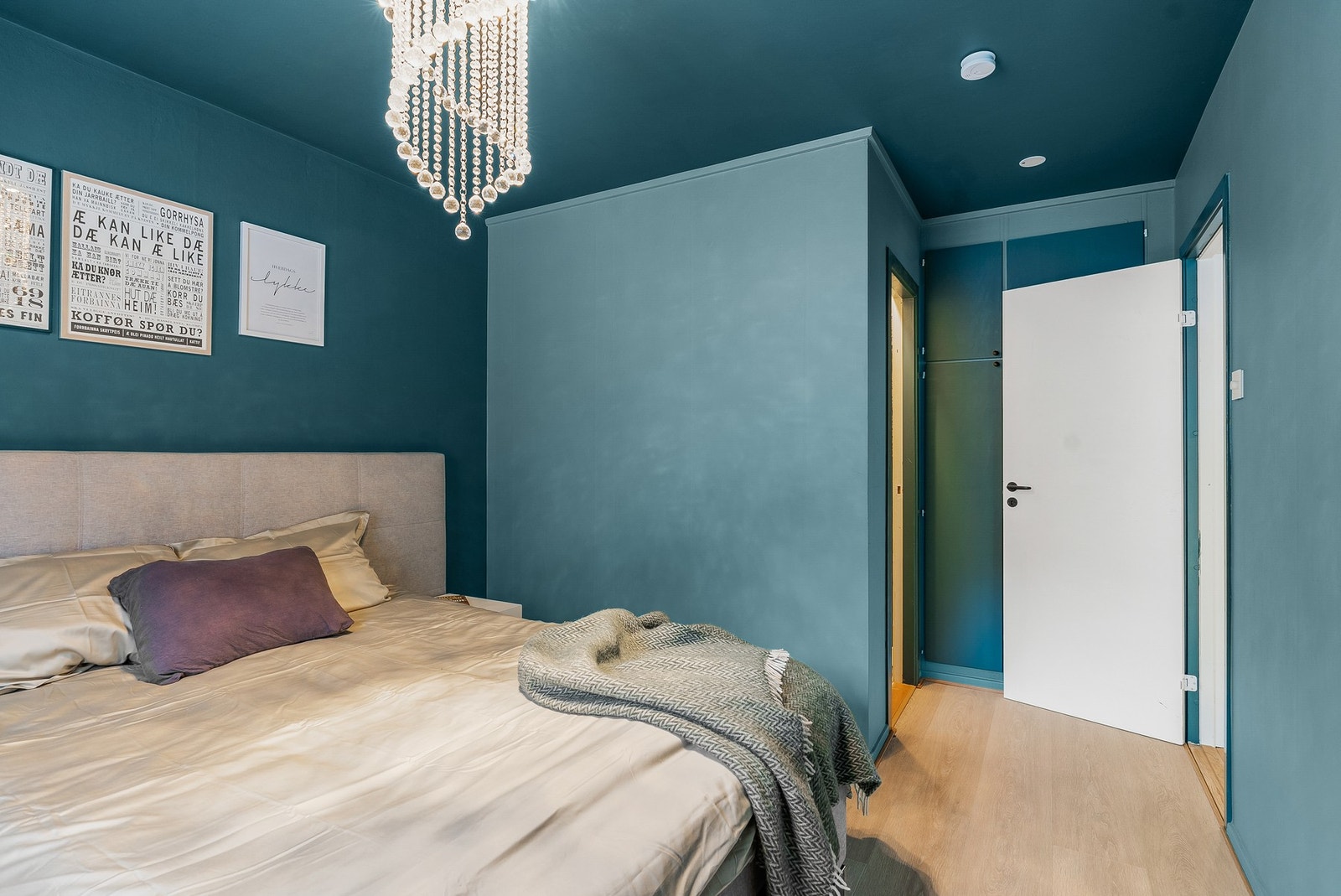 På soverommet er det bod som benyttes som garderoberom. Galleribilde