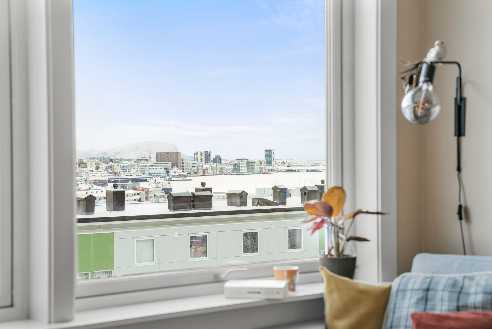 Vinduene i TV-stuen har utvendig elektrisk solskjerming. Galleribilde