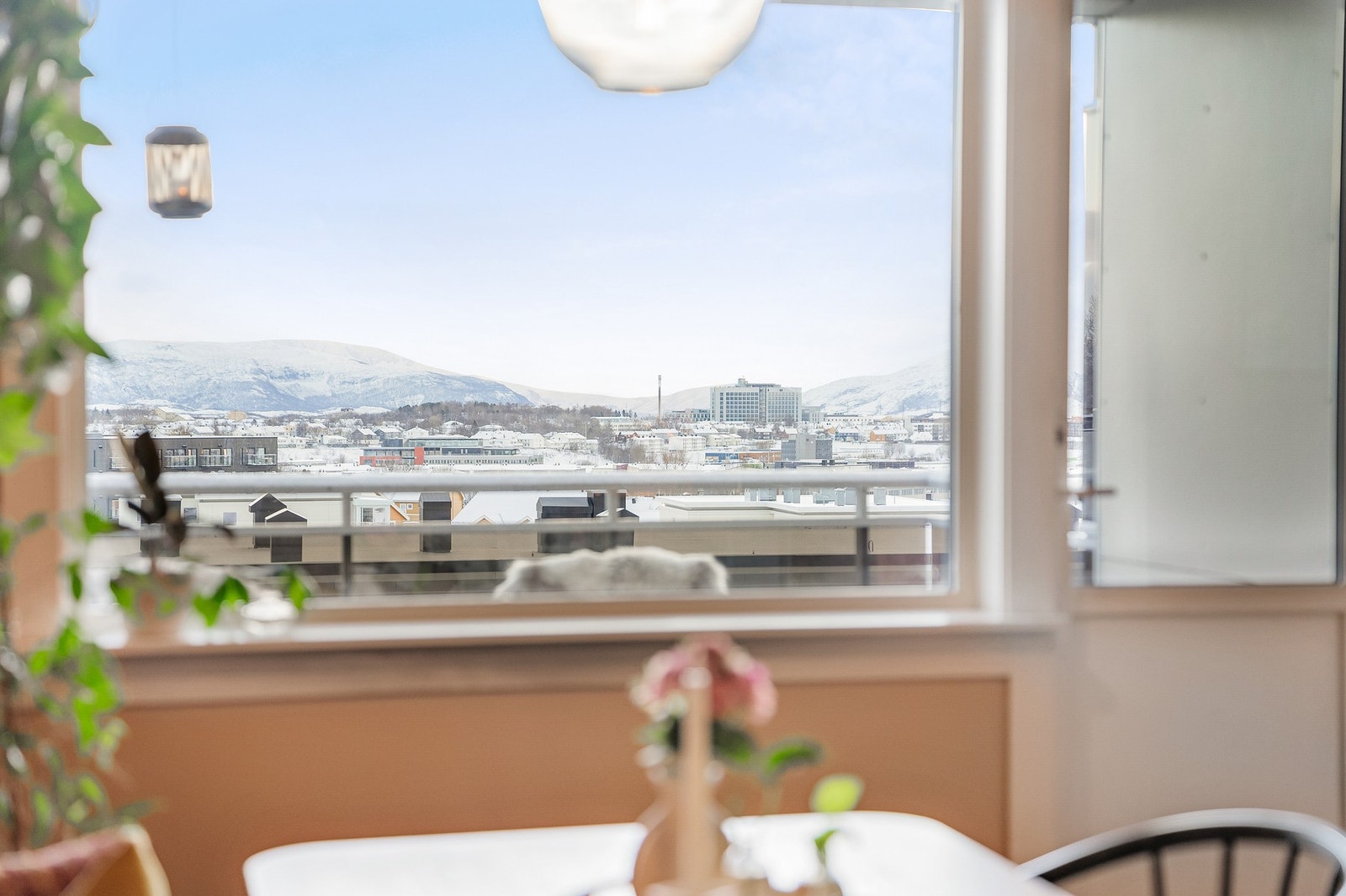 Utgang til balkong fra stuen. Galleribilde