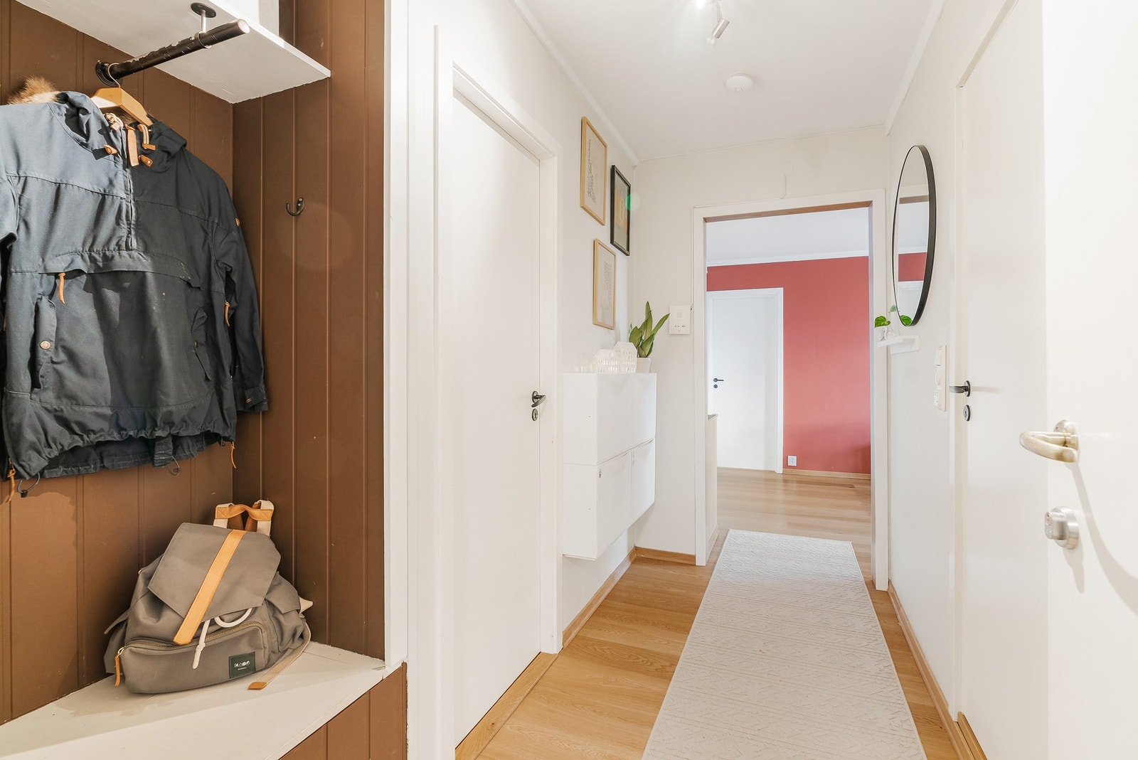 Gangareal med nisje til yttertøy. Galleribilde