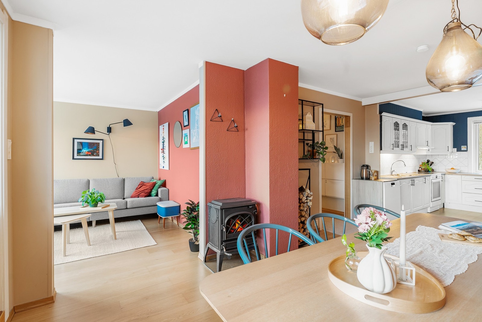 Stuen er praktisk 2-delt, med god plass til flere sittegrupper/spisestue. Vedovn for hygge og varme. Galleribilde